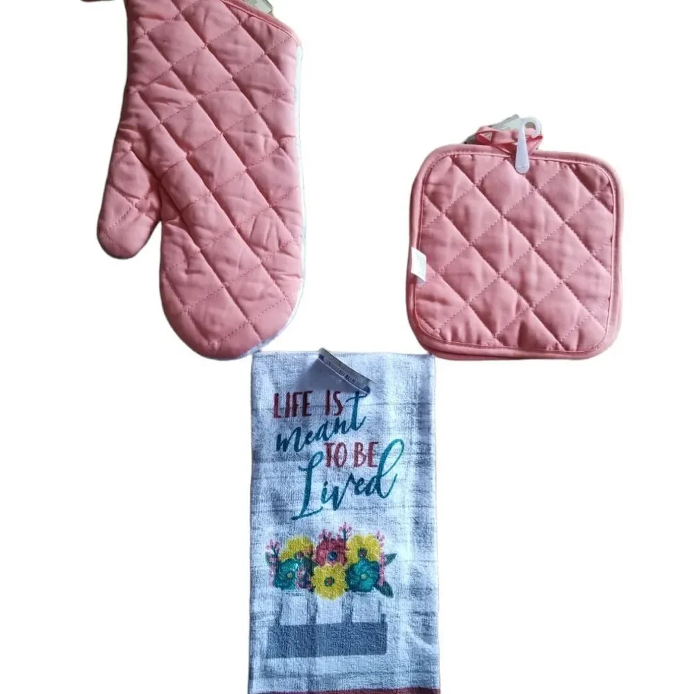 NWT 3 peice Kitchen pot holder/towel set
